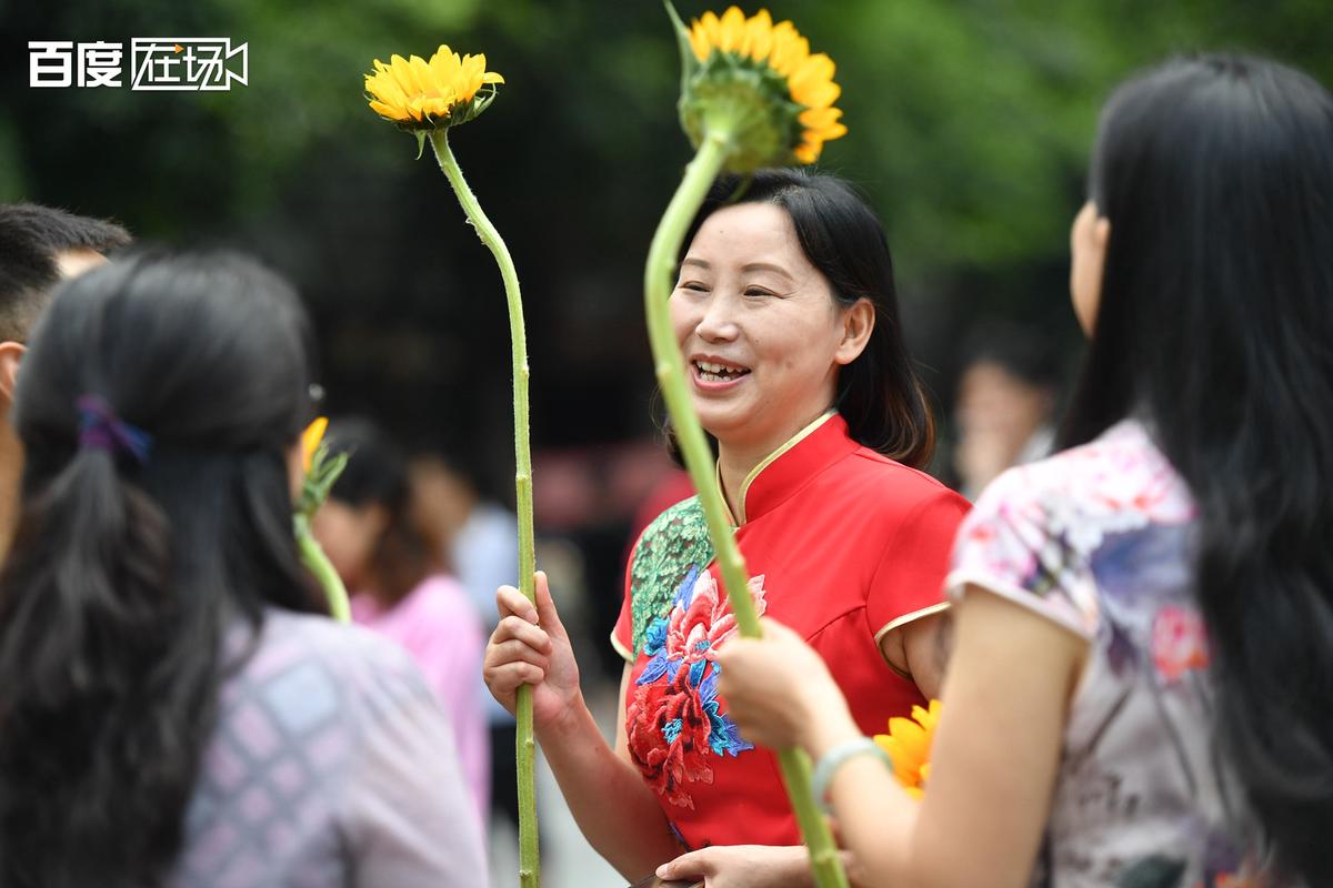 新澳门今晚开奖结果查询表图片和爸爸穿旗袍为儿应援与爸爸穿旗袍陪考